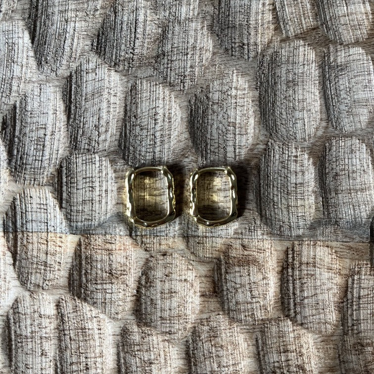 Créoles rectangles martelées dorées.jpeg