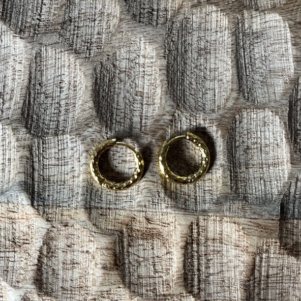 Minis créoles rondes martelées dorées.jpeg